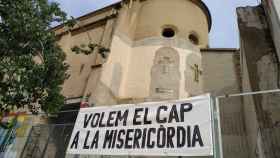 Cartel de protesta exigiendo el CAP Raval en la capilla de la Misericòrdia / PB
