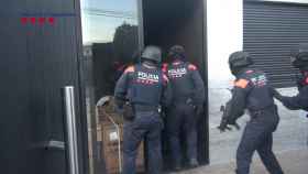Varios agentes del cuerpo policial entrando en un registro en una imagen de archivo / Mossos d'Esquadra