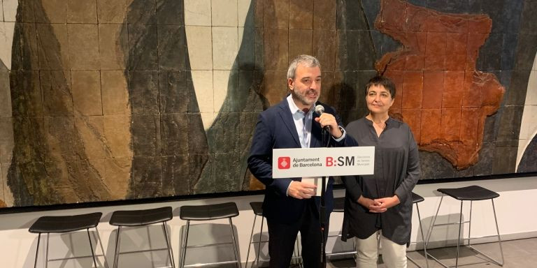Jaume Collboni y Rosa Alarcón presentando los nuevos parquímetros inteligentes / VM