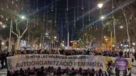 Cabecera de la marcha en el centro de Barcelona. / @FemiNovembre