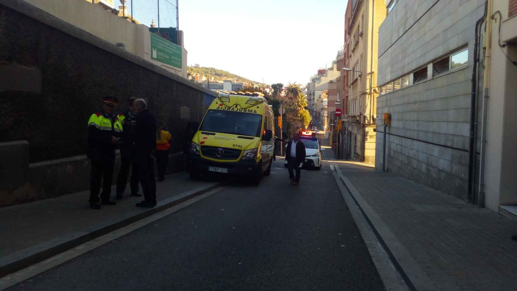 Una ambulancia en la calle Mare de Déu de la Salut de Vallcarca