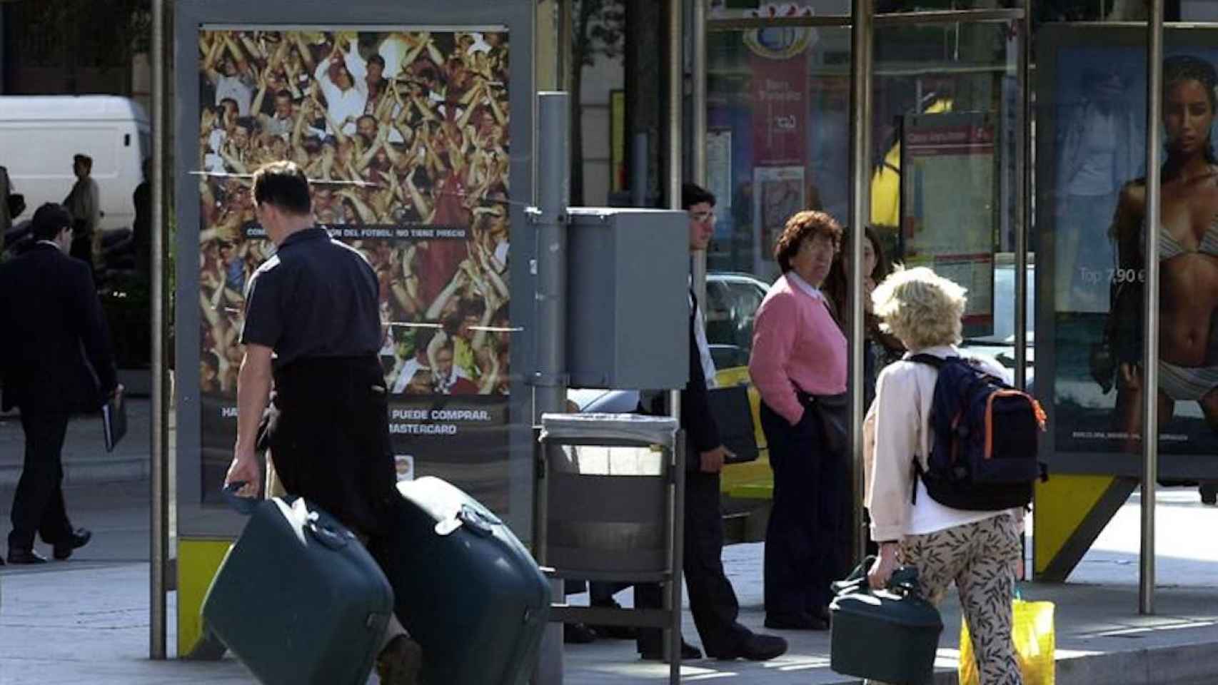 Unos turistas se desplazan a pie con sus maletas en Barcelona / EFE