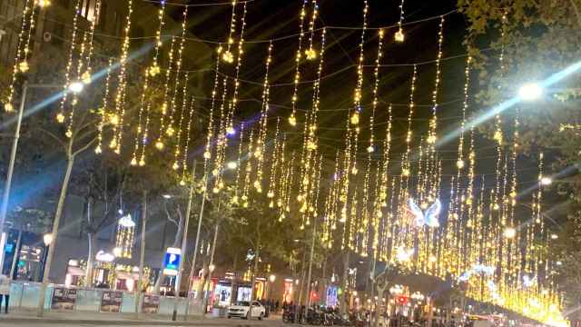 Imagen general del paseo de Gràcia iluminado con las luces navideñas / VM