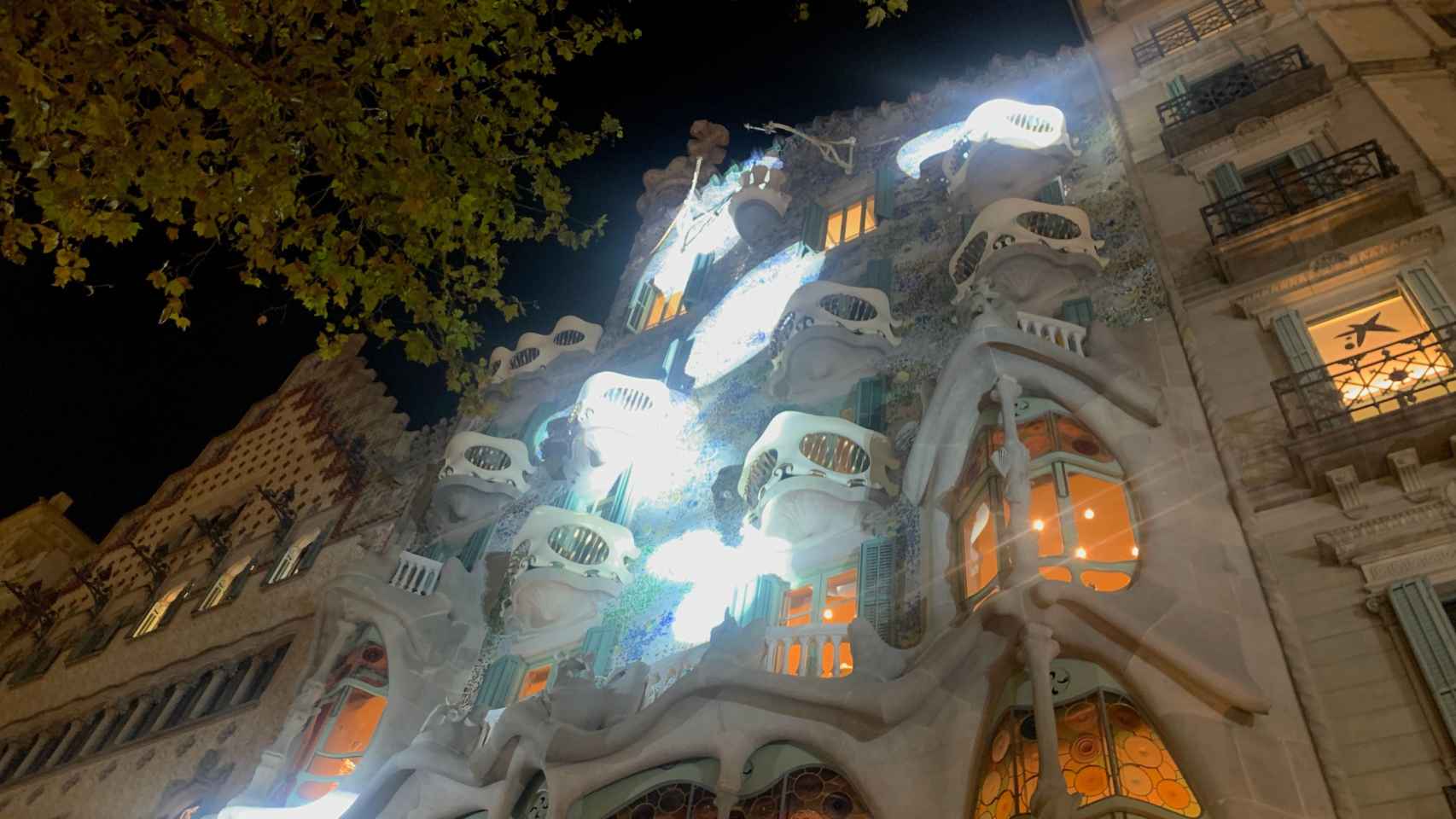 La Casa Batlló del paseo de Gràcia, alumbrada de noche / VM