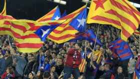 Aficionados del Barça ondean 'estelades' en la grada del Camp Nou / EFE