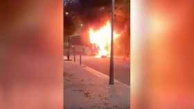 Imagen del brutal incendio de un autobús en Bon Pastor / TWITTER