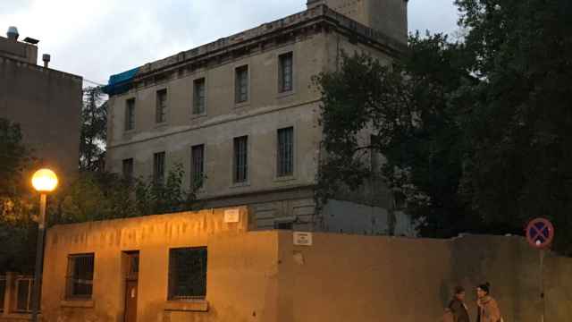 Edificio de Can Capellanets, en un estado de deterioro absoluto permitido por el Ayuntamiento en Les Corts  / RP