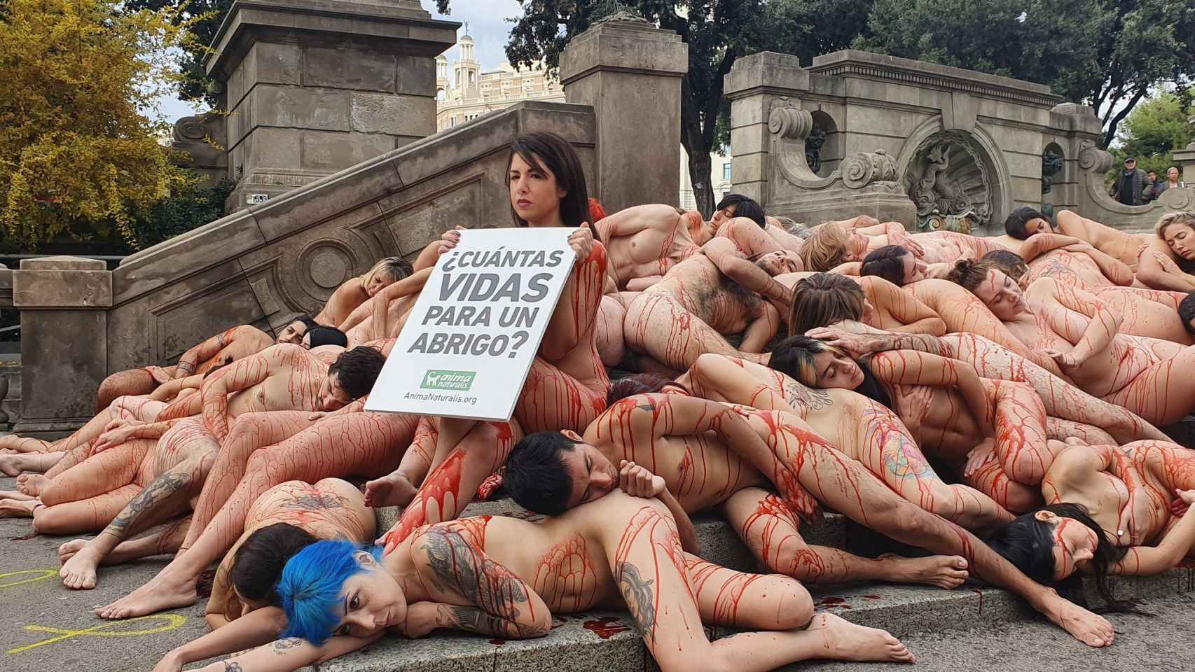 Unos 50 activistas se han desnudado este domingo para protestar contra la ropa de piel animal / ANIMA NATURALIS