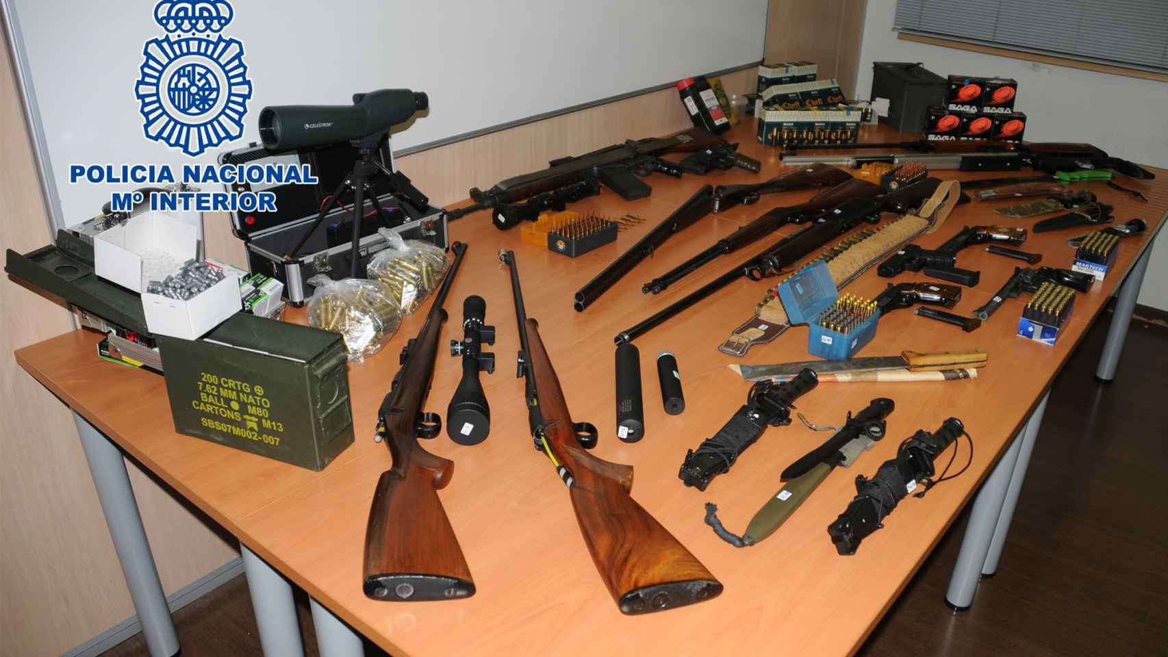 La Policía Nacional ha desmantelado este lunes un arsenal de armas de guerra en un piso de Martorell / POLICÍA NACIONAL