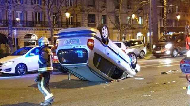 Un coche volcado en la Diagonal / METRÓPOLI ABIERTA