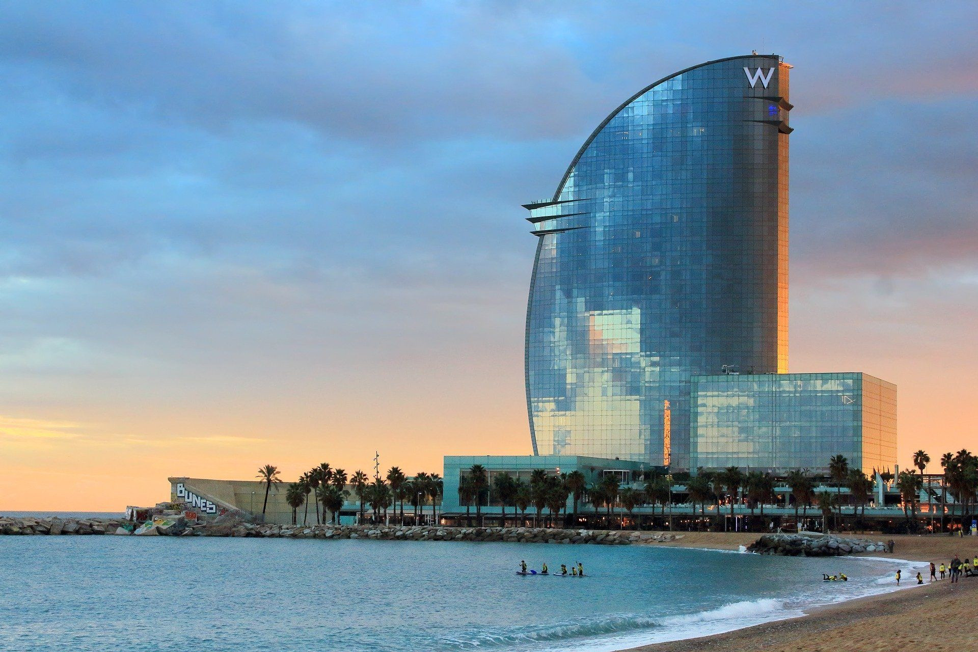 El Hotel W de Barcelona, premiado en los 'Óscar' del turismo como mejor hotel de España / ARCHIVO