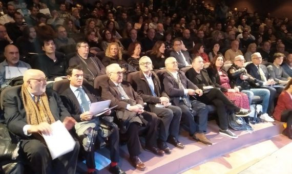 Manuel Valls, con otros representantes políticos y económicos en el acto / JORDI SUBIRANA