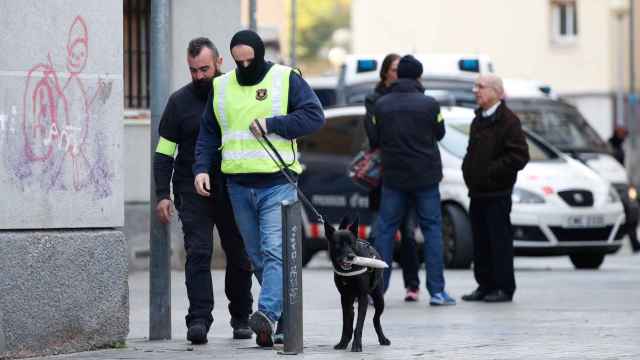 Agentes de los Mossos d'Esquadra durante el operativo el pasado viernes en Sant Roc.