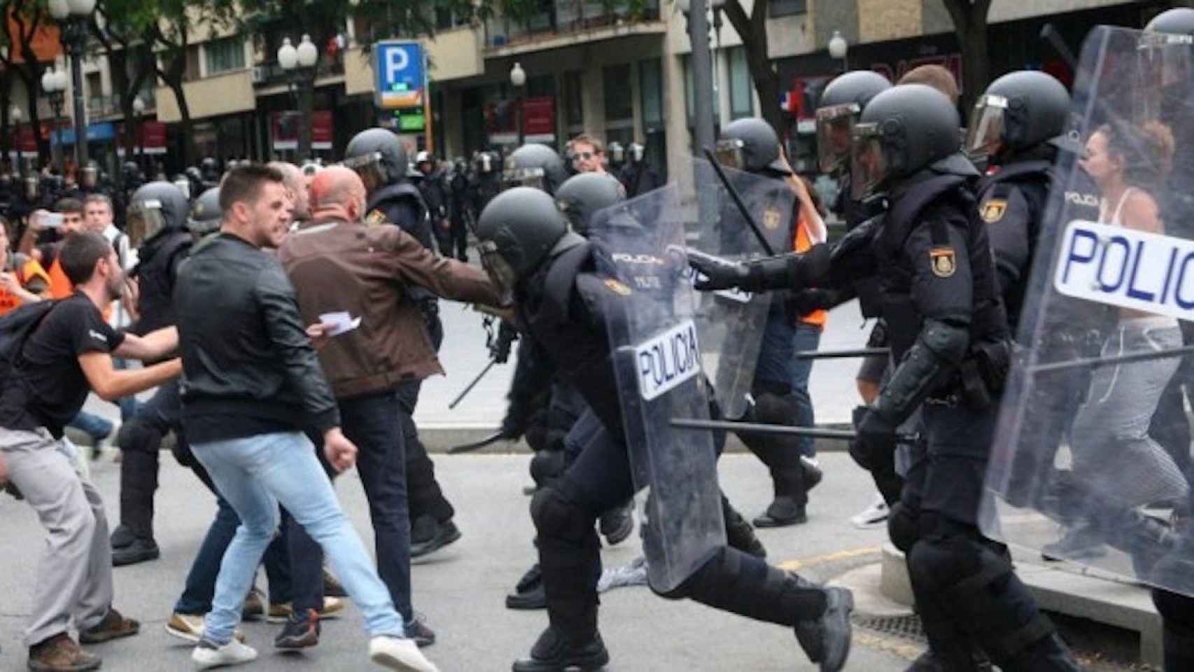 Cargas policiales durante el 1-O en Barcelona / EFE