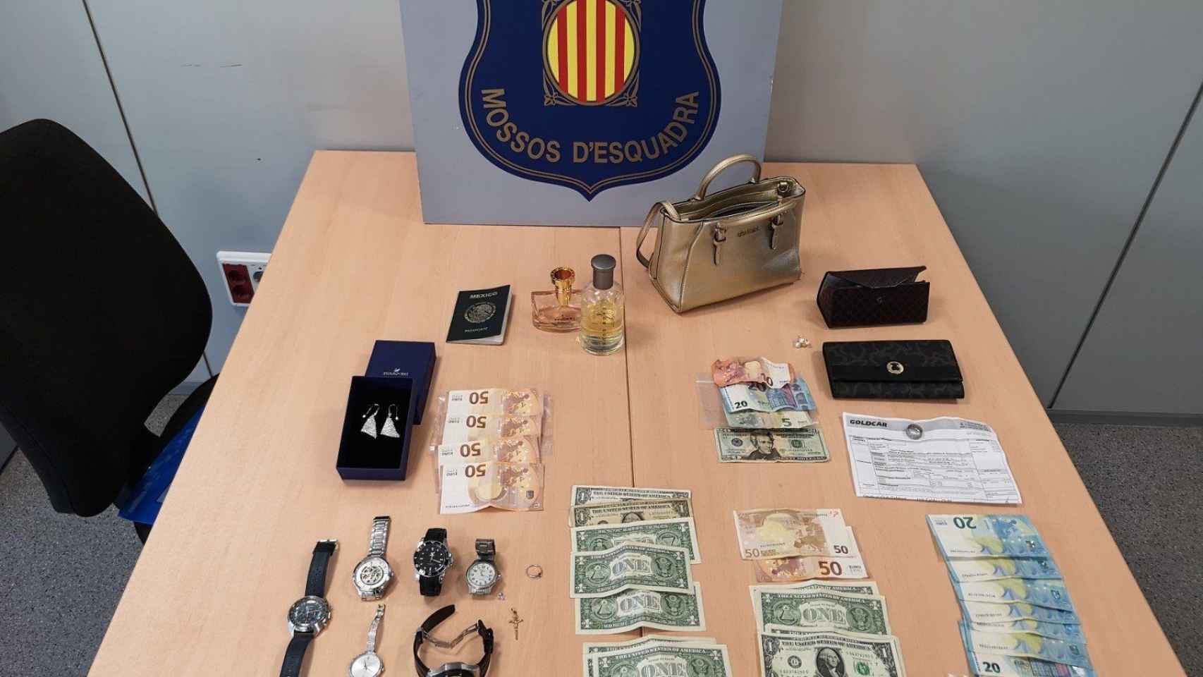 Los objetos y el dinero decomisado por la policía / MOSSOS D'ESQUADRA