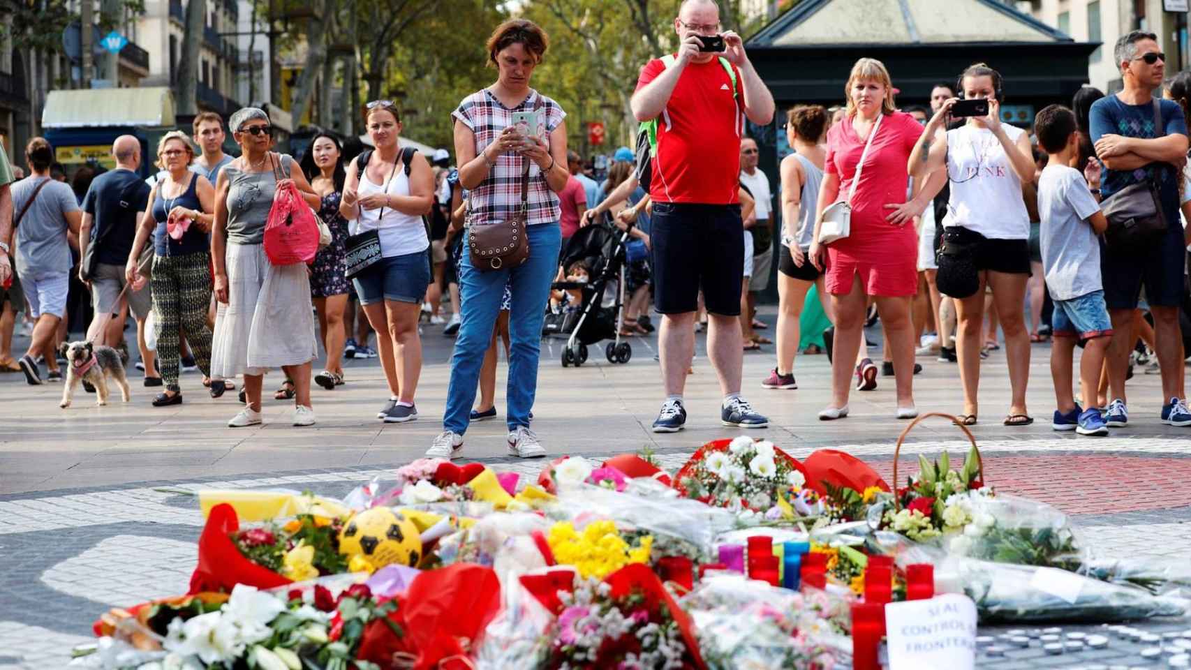 Altar con flores y velas tras los atentados de Barcelona del 17 de agosto de 2017 / EFE