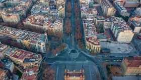 Vista aérea del Arc de Triomf de Barcelona con las viviendas de fondo