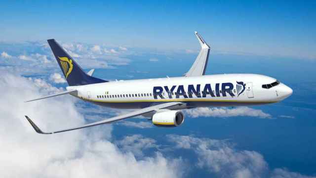 Avión de la compañía RyanAir en pleno vuelo