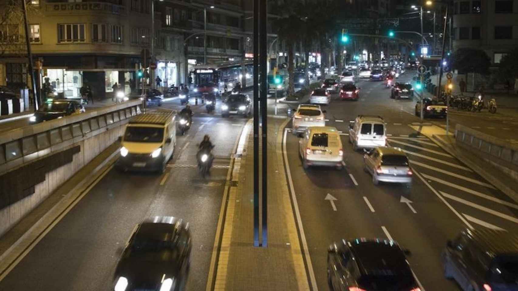 Coches de noche en una vía rápida de Barcelona / HUGO FERNÁNDEZ