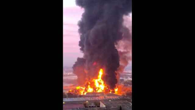 Incendio en una nave industrial de Montornès del Vallès. Colau ha tildado de desastre ecológico el vertido en el Besòs / TWITTER