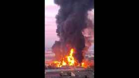 Incendio en una nave industrial de Montornès del Vallès. Colau ha tildado de desastre ecológico el vertido en el Besòs / TWITTER