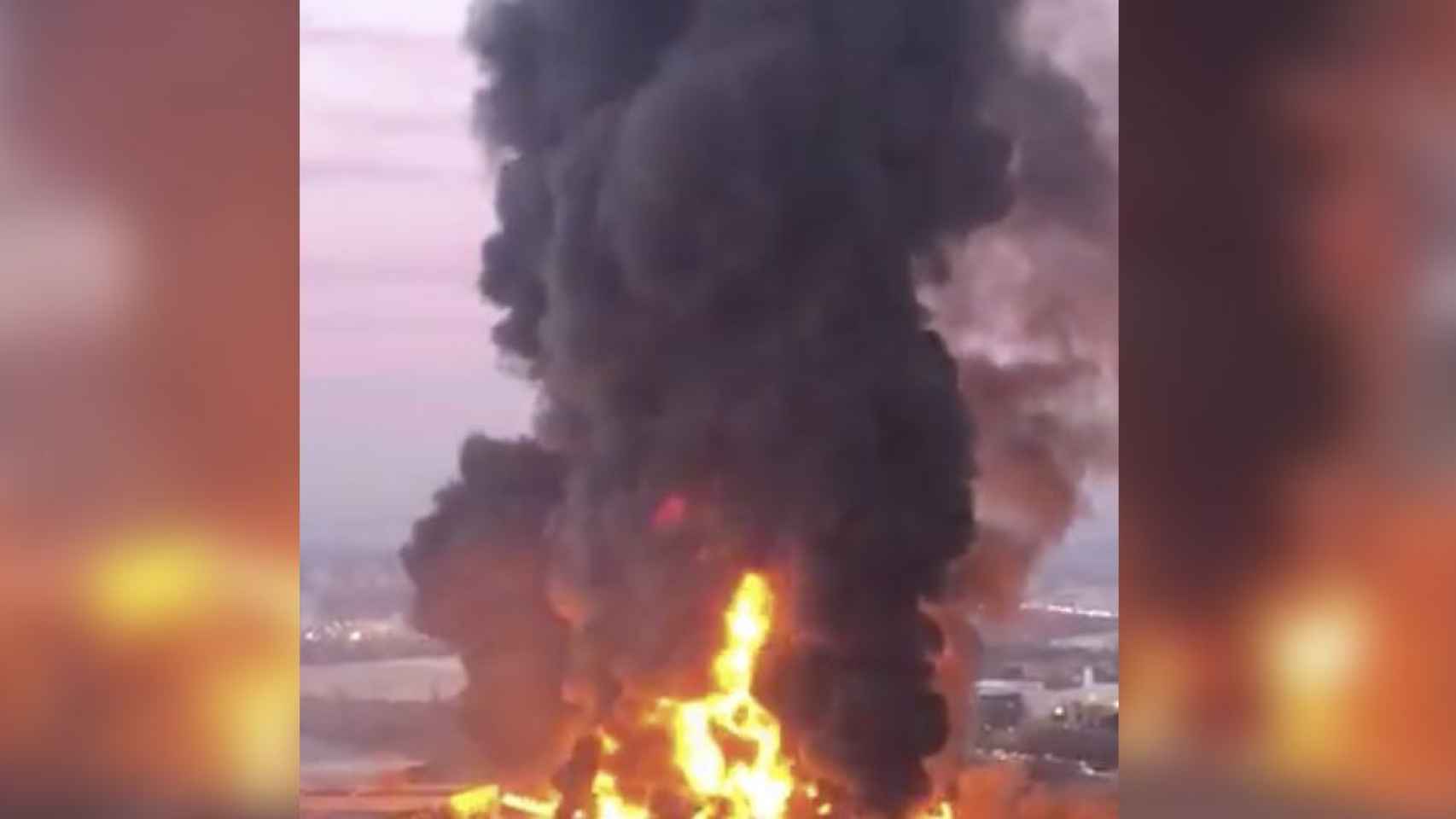 Incendio en una nave industrial de Montornès del Vallès. Colau ha tildado de desastre ecológico el vertido en el Besòs / TWITTER