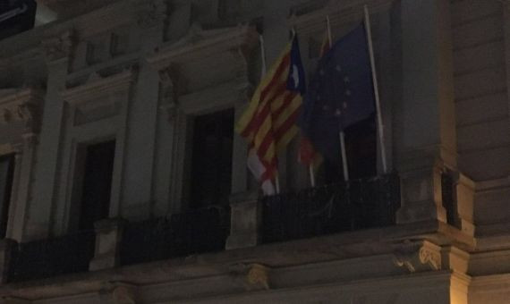 Los CDR cambian la bandera española por la estelada en Les Corts / TWITTER CDR