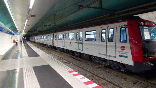 Un metro en la estación de Badal de la L5 / TMB