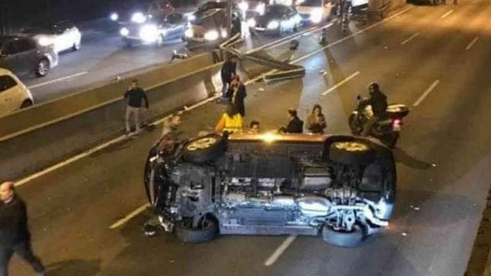 Un coche volcado en un accidente de tráfico en la Ronda de Dalt
