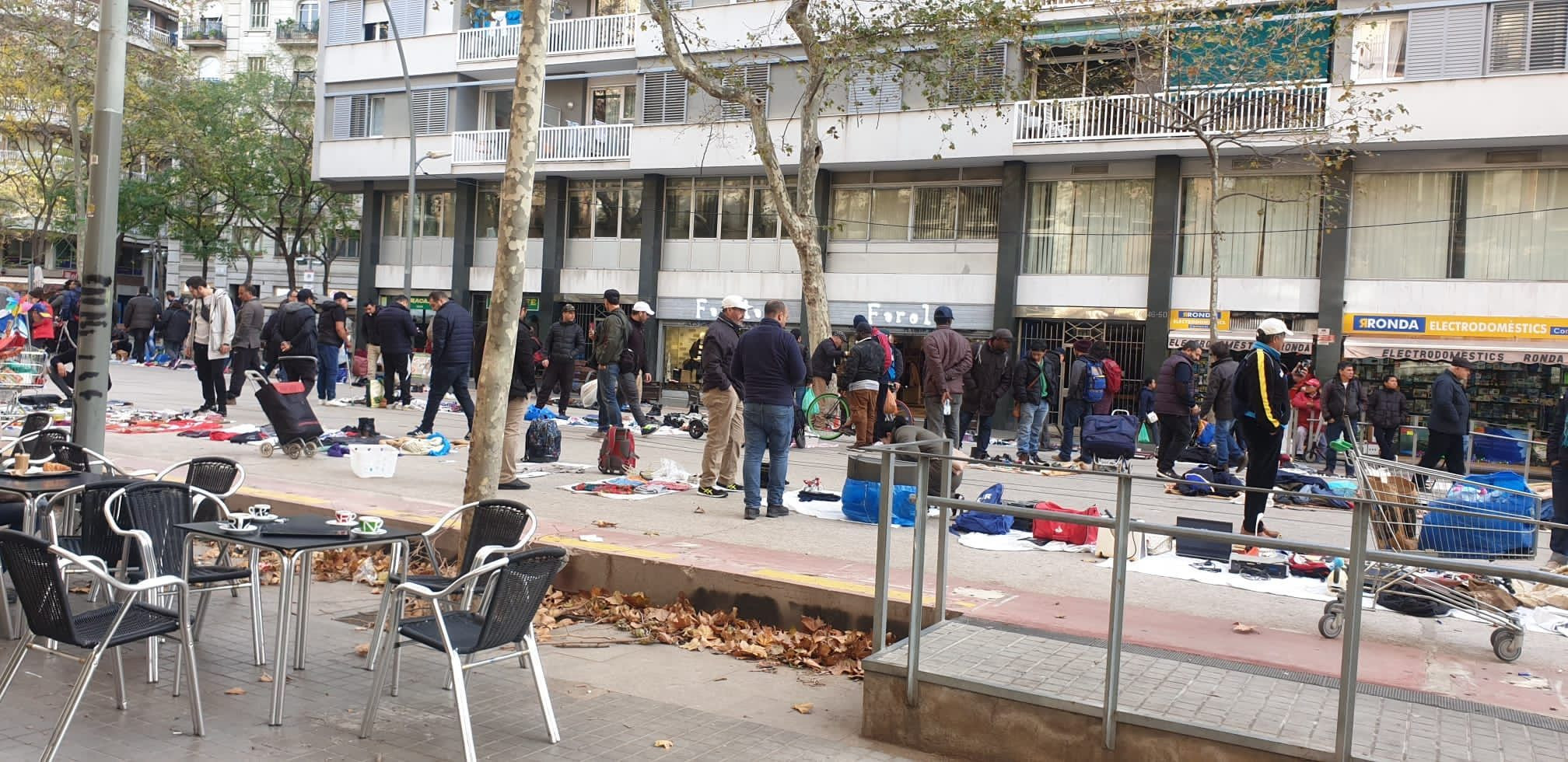 Decenas de vendedores del mercado de la miseria, en la ronda de Sant Antoni / MA
