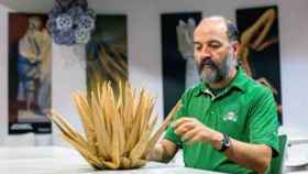 El director de la Escuela Museo Origami Zaragoza (EMOZ), el ingeniero Jorge Pardo, en una imagen de archivo / EFE