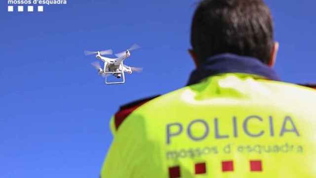 Un agente de los Mossos d'Esquadra pilotando un dron / MOSSOS