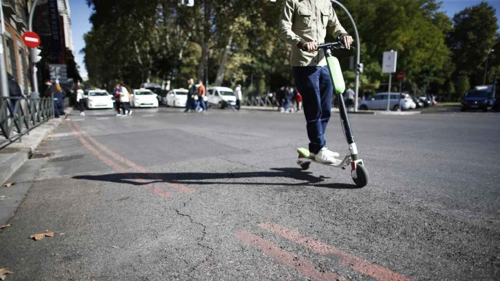 Un conductor de patinete eléctrico en plena calle / EUROPA PRESS