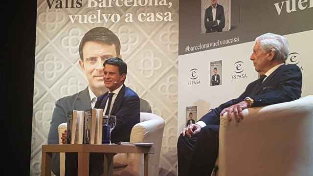 El concejal de Barcelona pel Canvi, Manuel Valls, junto a Mario Vargas Llosa durante un acto de campaña de las municipales / EUROPA PRESS