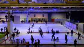 Pista de hielo del Kaliu Park, espacio lúdico que da la bienvenida a la Navidad en l'Hospitalet / LA FARGA