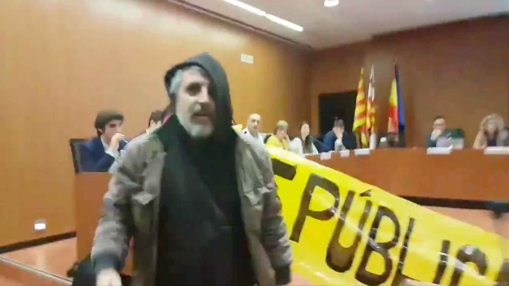 Un miembro de los CDR en el pleno de Les Corts de Barcelona