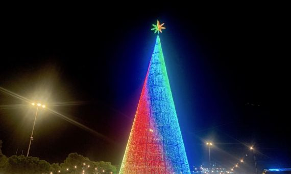 Árbol de 31 metros de altura de la Feria de Navidad del Port Vell / BMAGAZINE