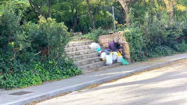 Uno de los sintecho que habitan en el parque del Mirador del Poble-sec / V.M