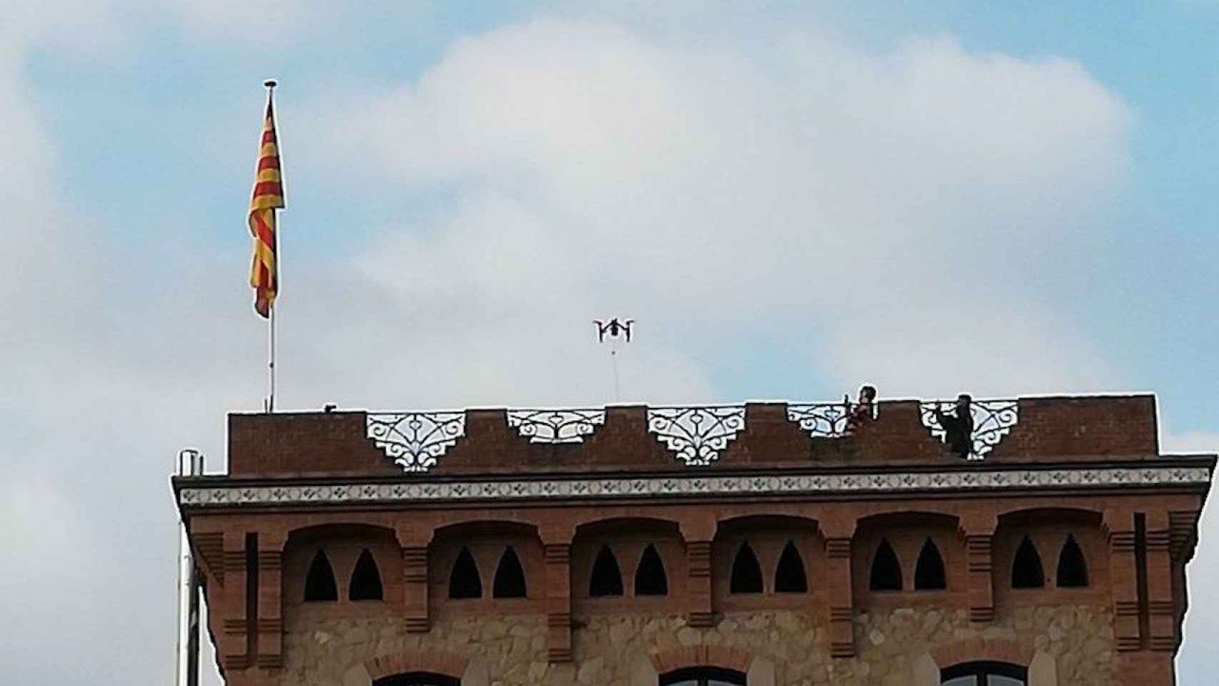 Un dron encima del edificio de la Maternitat