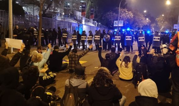 Grupos de manifestantes, en el suelo, delante de los Mossos / GUILLEM ANDRÉS