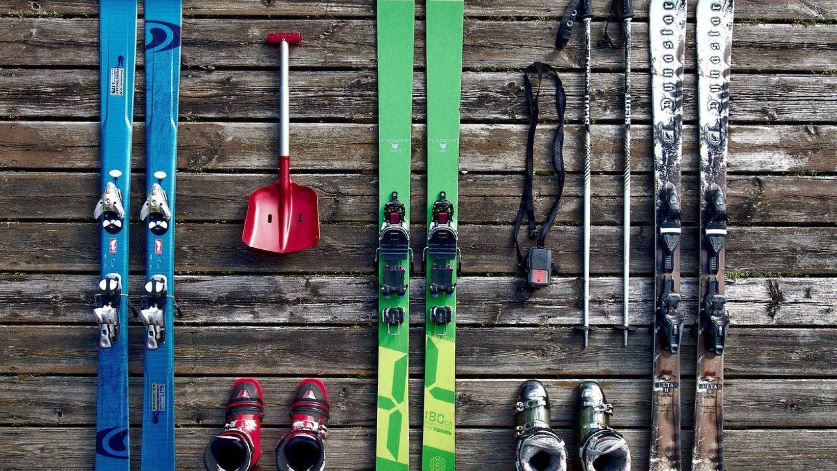 Productos de esquí que se pueden encontrar en una de estas tiendas / Tookapic - PIXABAY