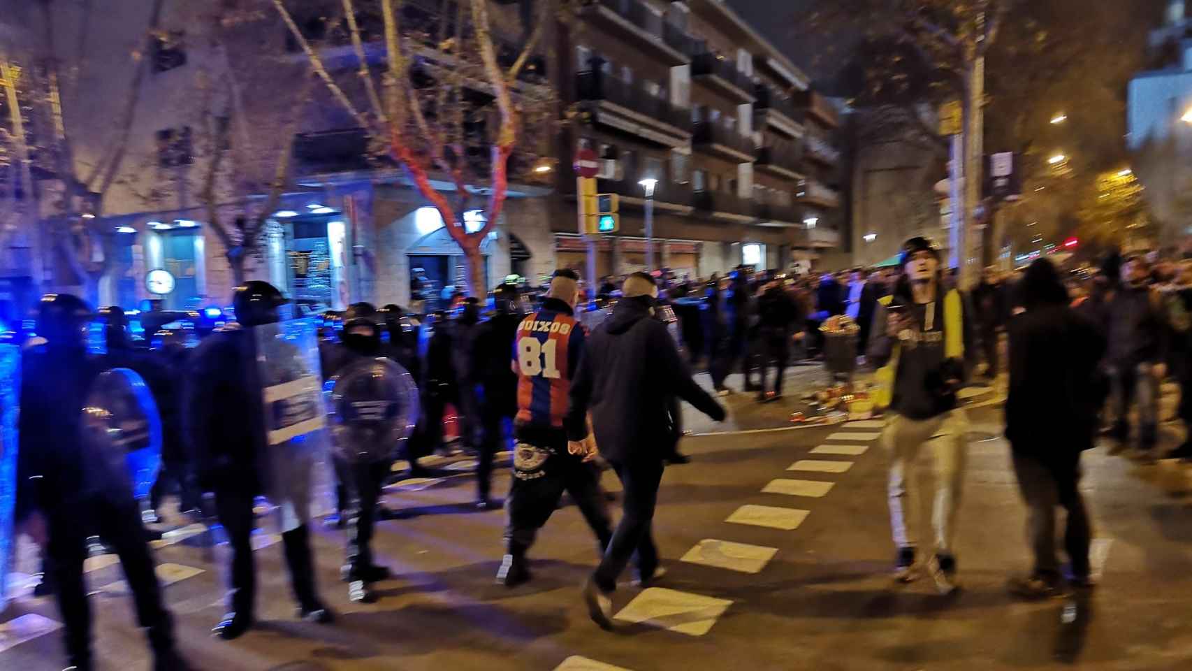 Integrantes de Boixos Nois durante una protesta de independentistas en el Camp Nou/ GUILLEM ANDRÉS