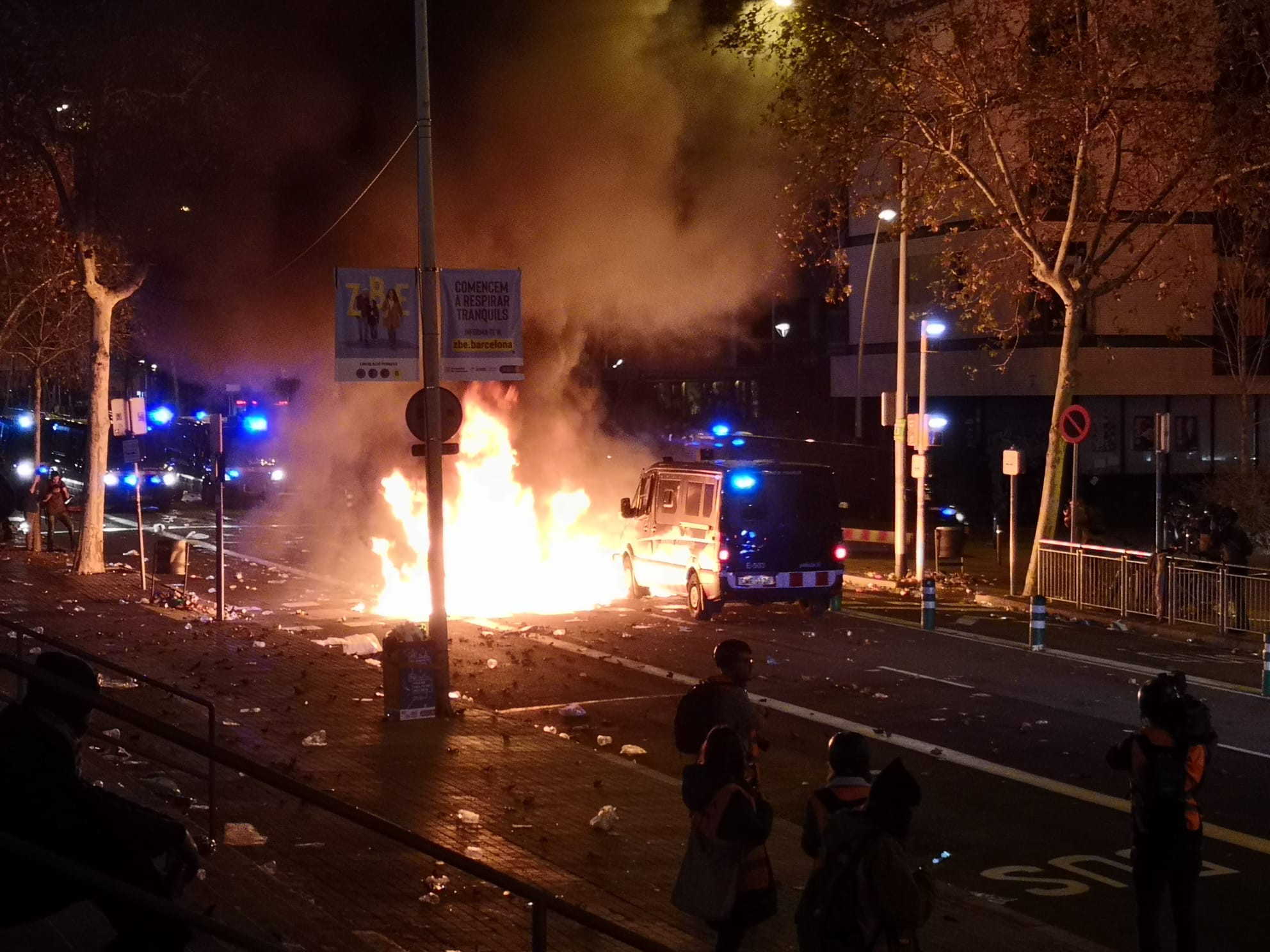 Furgoneta de los Mossos delante de una barricada ardiendo en las inmediaciones del Camp Nou / G.A