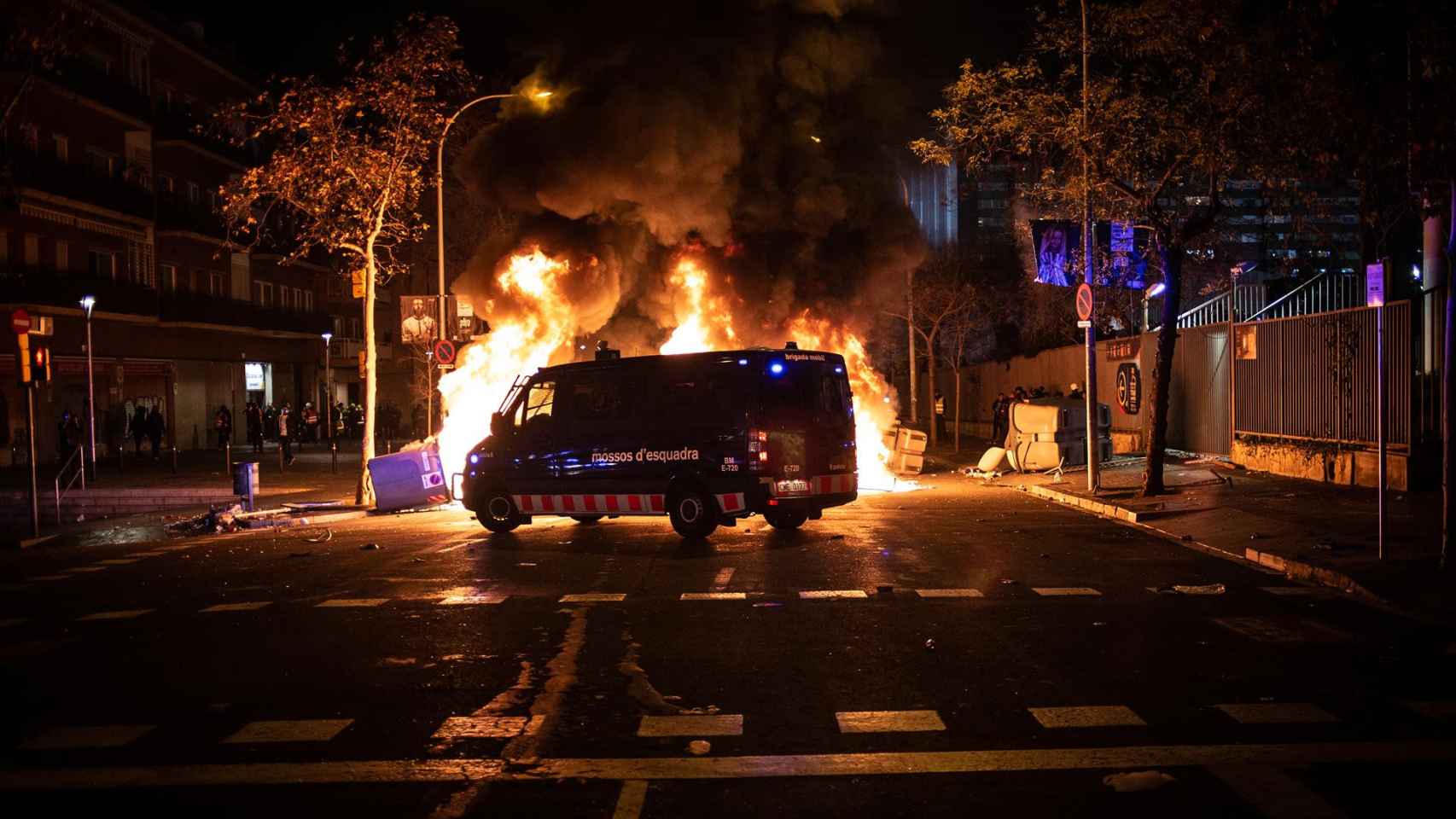 Furgón policial de los Mossos d'Esquadra delante de una barricada / EP