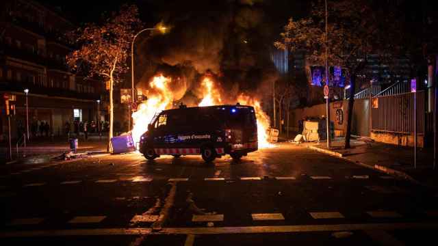 Furgón policial de los Mossos d'Esquadra delante de una barricada / EP