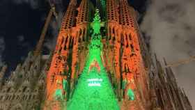Fachada de la Sagrada Família iluminada por Navidad / V.M