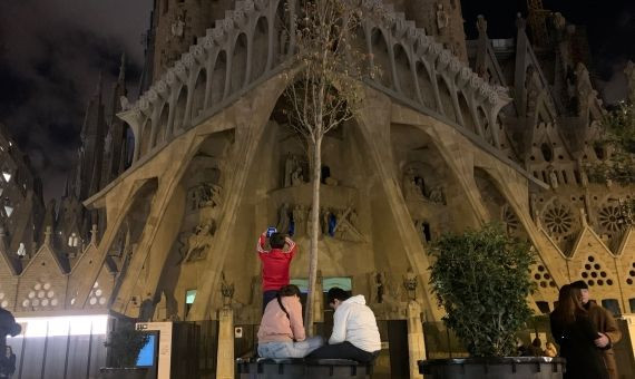 Niños esperando a que la Sagrada Família encienda sus luces de Navidad / V.M