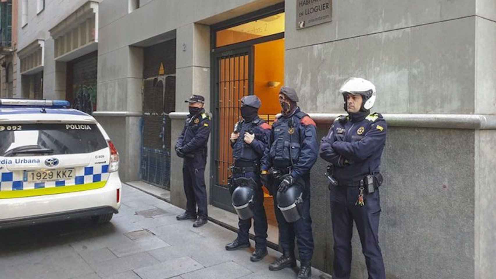 Agentes de los Mossos y Guardia Urbana junto al domicilio del Gòtic registrado / TWITTER MOSSOS