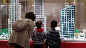 Familia visitando la exposición de Lego en Barcelona /