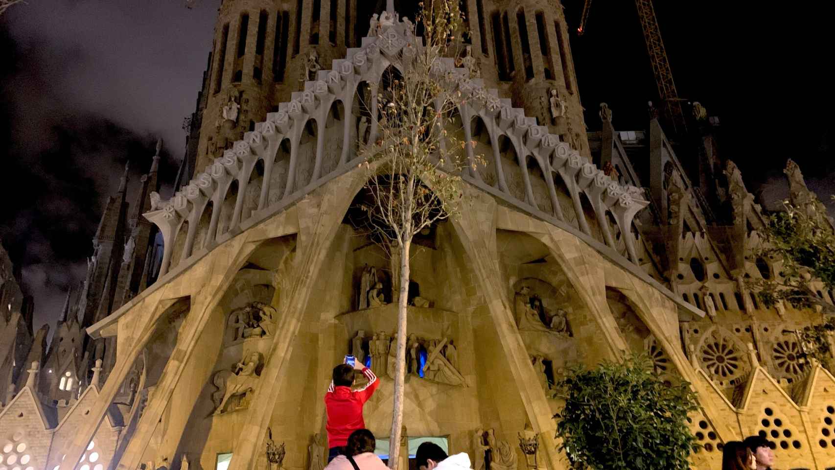 Niños esperando a que la Sagrada Família se ilumine por Navidad / V.M